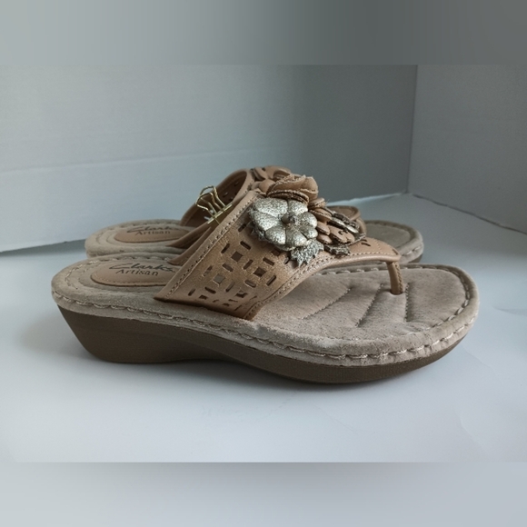 Clarks Artisan Womans 5.5 Floral Thong Sandal Leather Pink Silver Cushioned - Picture 7 of 8